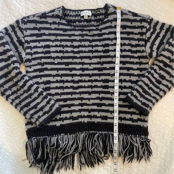 Wonderly Women’s Drop Shoulder Sweater w/ Fringe Bottom Detail Small Knit Fuzzy - Picture 6 of 7